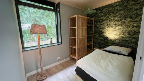 GasselteVossenbelt的一间卧室设有一张床和一个窗口