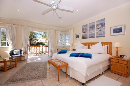 伊丽莎白港安克拉奇旅馆 的卧室配有带蓝色枕头的大型白色床