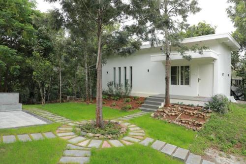 埃尔加德Blue Valley Estate - Mountain View Villa的院子里有树的白色房子