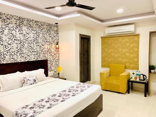 商沙巴Hotel oak by signature airport zone hyderabad的一间卧室配有一张床和一张黄色椅子
