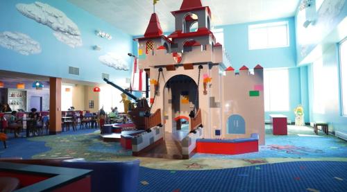 歌珊LEGOLAND New York Resort的玩具城堡在房间中间