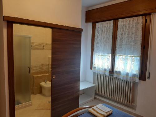 SerravalleB&B Casa Piva的带淋浴和卫生间的浴室以及窗户。