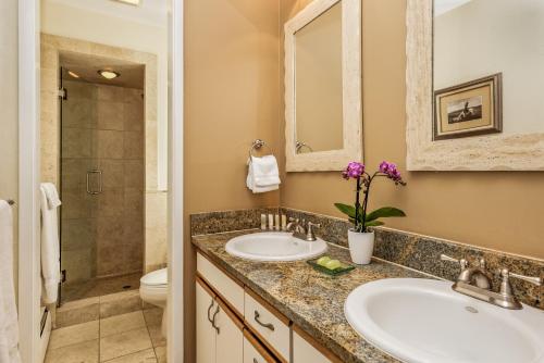 阿斯潘Standard 2 Bedroom - Aspen Alps #115的一间带两个盥洗盆和淋浴的浴室