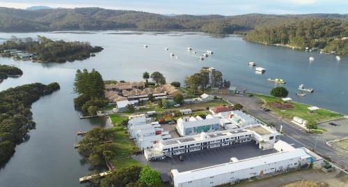 巴特曼斯贝Batemans Bay Lodge的享有湖泊的空中景色,在水中划船