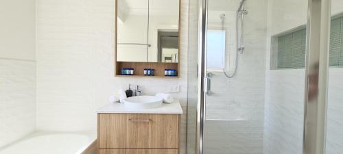 邦加里Weeroona on Nulu的白色的浴室设有水槽和淋浴。