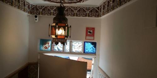 塞维利亚Casa Marhaba - Welcome的吊灯挂在天花板上