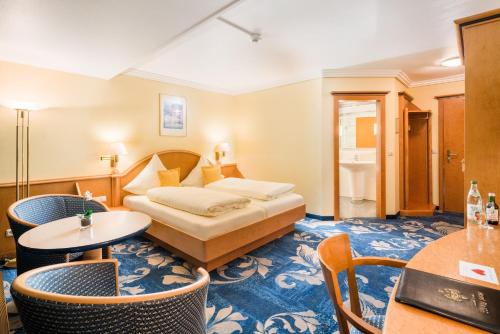 普拉内格普兰奈格阿瑟曼酒店的酒店客房,配有床和桌椅