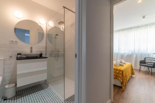 韦尔瓦Apartamento Luis de Vargas的带淋浴、水槽和镜子的浴室