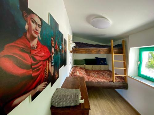KisapátiMexican style chalett at lake Balaton的卧室墙上有一幅女人画