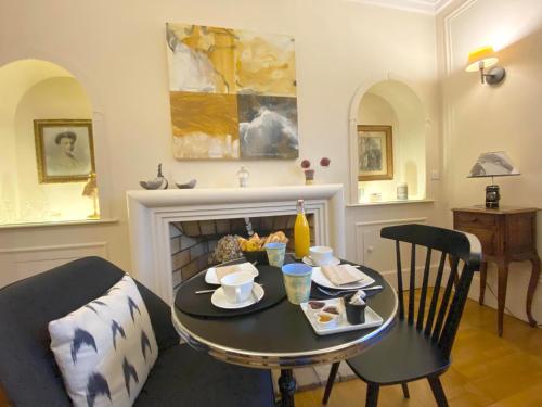 巴黎巴黎别墅 - 住宿加早餐旅馆的客厅配有桌子和壁炉
