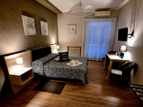 罗马Il Casale nel Parco Guesthouse的一间卧室配有一张床、一张桌子和一张书桌