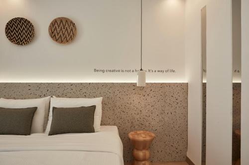 普拉迪斯亚罗斯Kosmoplaz Beach Hotel的卧室配有白色的床和墙壁