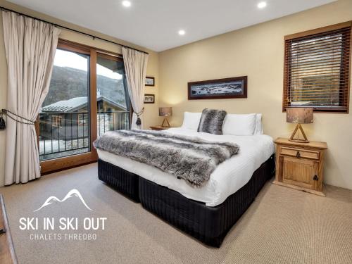 斯瑞德伯On The Snow 1的一间卧室设有一张大床和一个窗户。