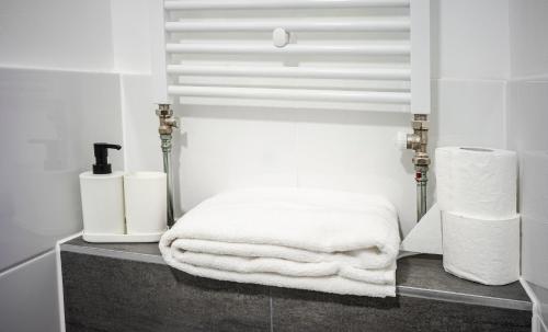 拉德福尔姆瓦尔德Löwen Hotel的一间带白色毛巾的柜台浴室
