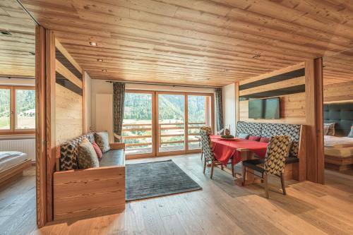 奥蒂塞伊Chalet Residence Alpinflair的一间用餐室,配有红色的桌子和椅子