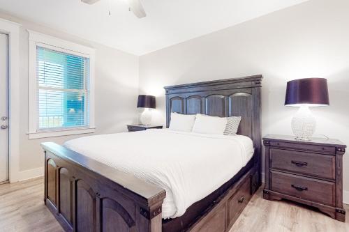 加尔维斯敦Safari Beach的一间卧室配有一张大床和两盏灯。
