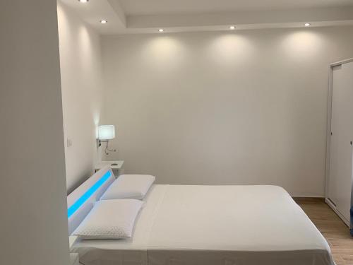 泰拉奇纳Villa Panoramica的白色的客房配有一张床和两把椅子