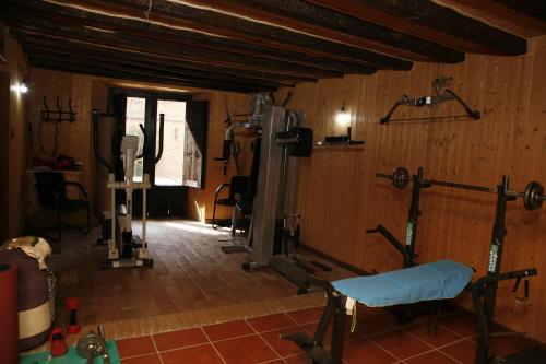 瓜迪克斯HABITACIONES LAS TERMAS的一间设有健身房的房间,里面设有设备