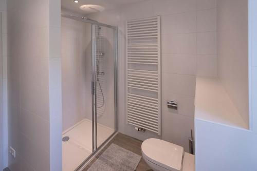 德罗亨博斯BEUKENHOUSE的带淋浴和卫生间的白色浴室