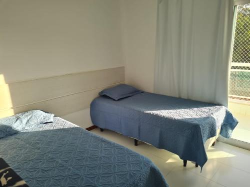 卡波布里奥Apto temporada Cabo Frio的小型客房 - 带2张床和窗户