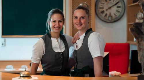 凯撒山麓舍福Hotel Leitenhof 4 Sterne Superior的两个女孩在教室里摆一张照片