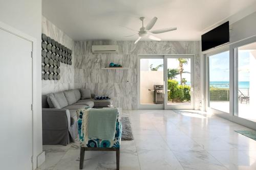普罗维登西亚莱斯岛SulMare at Sapodilla Bay Luxury villas的带沙发和吊扇的客厅