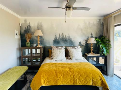 察嫩Langalanga on the mountain bend的卧室配有一张黄色的床,墙上挂着一幅画