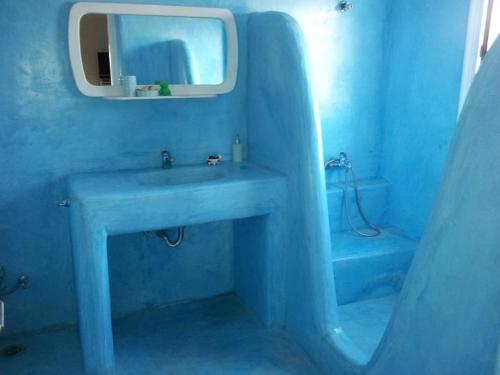 安倍拉斯阿纳托利公寓的蓝色的浴室设有水槽和镜子