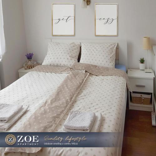 弗尔沙茨ZOE apartment的一间卧室配有带白色床单和枕头的床。