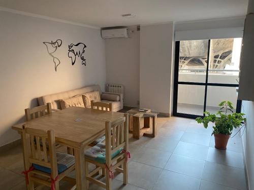 萨尔塔TIERRA Alojamientos的客厅配有木桌和沙发