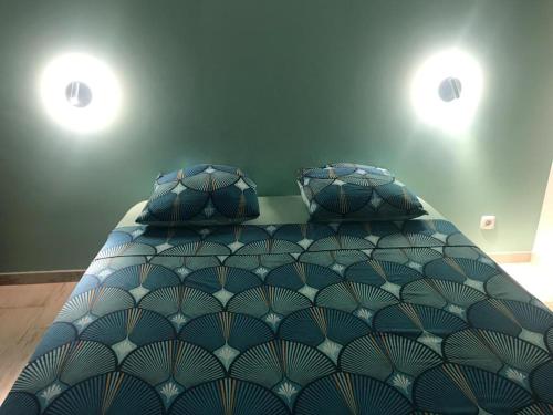 圣吕斯Flambloyant的一间卧室配有一张带两个枕头的床