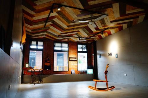 大溪新南一二文创商行的一间设有木制天花板和椅子的客房