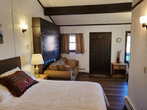 卡本代尔Brettelberg Slopeside Condos C4的一间卧室设有一张床和一间客厅。