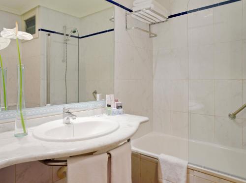 洛斯克里斯蒂亚诺斯H10比格苏尔精品酒店 - 仅限成人的浴室配有水槽、淋浴和浴缸。