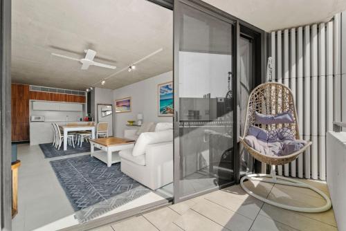 悉尼Premium Bondi Beach 2 Bedroom with Beach view and parking的客厅配有白色的沙发和椅子