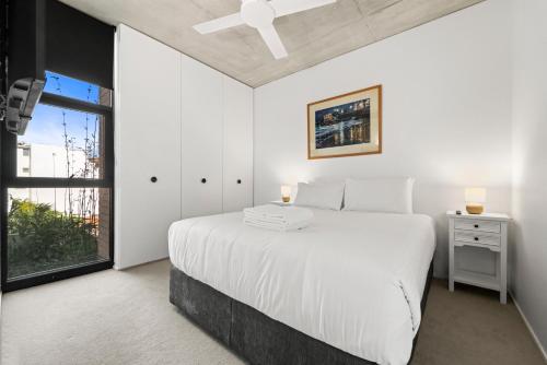 Premium Bondi Beach 2 Bedroom with Beach view and parking客房内的一张或多张床位