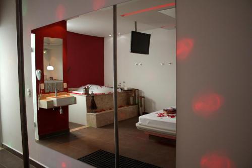 雅瓜里乌纳Ápice Motel的一间带水槽和镜子的浴室