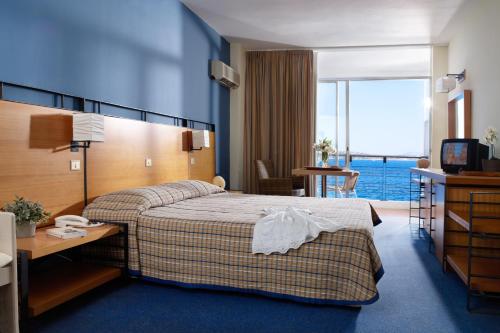 斯派赛斯斯派赛斯酒店的酒店客房配有一张床、一张书桌和一台电视。