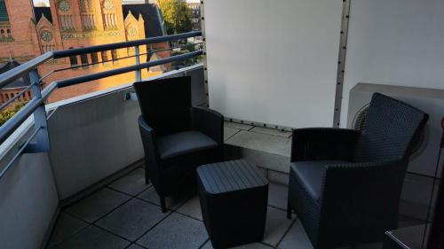 1 Person - Single - Appartement -Zentral gelegen in Leverkusen Wiesdorf - Friedrich Ebert Platz 5a , 4te Etage mit Aufzug-und mit Balkon的阳台或露台