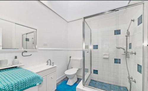 Safety BayIsland Villas Accommodation Unit 4-108 Arcadia Drive Shoalwater的带淋浴和卫生间的白色浴室