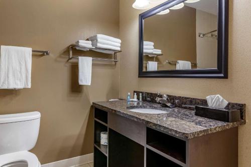 品质旅馆及套房酒店的一间浴室