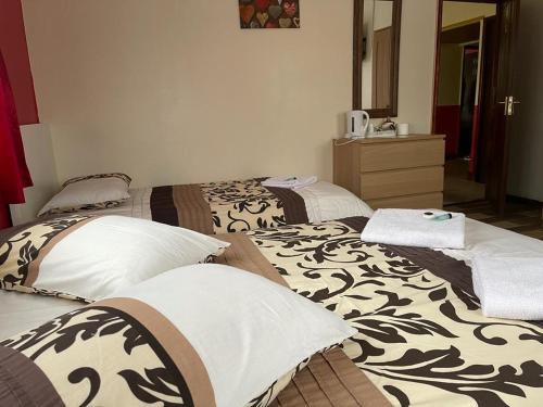 斯劳Nights Inn的一间设有两张床铺和毛巾的房间