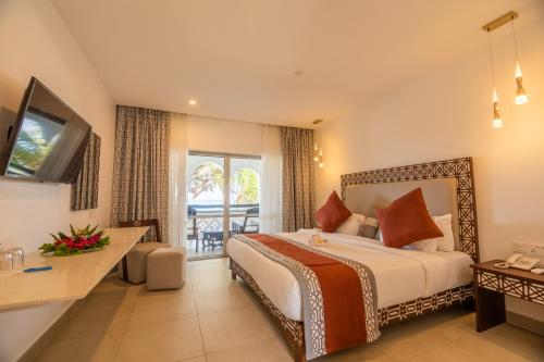 迪亚尼海滩南棕榈海滩度假酒店的酒店客房设有一张床和一个阳台。