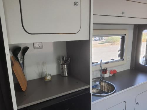 基布兹恩戈蒂Ein Gedi caravan by Dory caravan的厨房配有水槽和台面