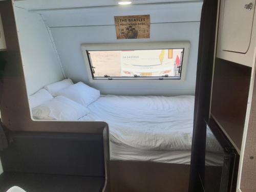 基布兹恩戈蒂Ein Gedi caravan by Dory caravan的一个小房间的小床,设有窗户