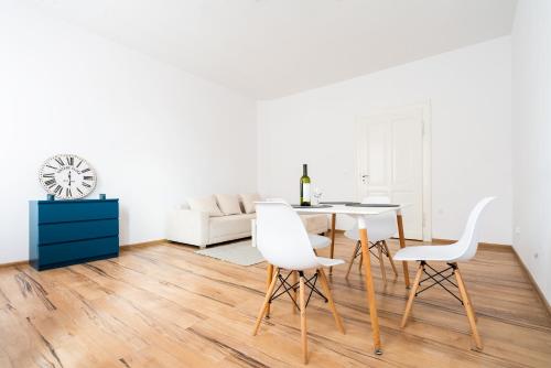 莱格尼察Avalon apart 2的白色的客厅配有桌椅