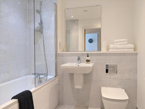 海维康Suffield Lodge by Wycombe Apartments的一间带水槽、卫生间和淋浴的浴室
