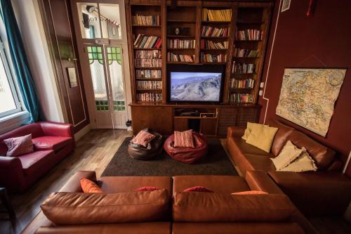 里斯本里斯本家庭旅馆的带沙发和电视的客厅