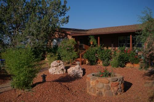 塞多纳Sedona Room Homestay - Thunder Mountain的房屋前的花园