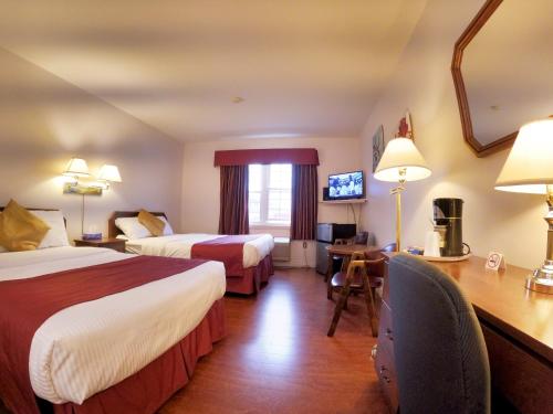 夏洛特顿夏洛特敦舍伍德汽车旅馆的酒店客房配有两张床和一张书桌